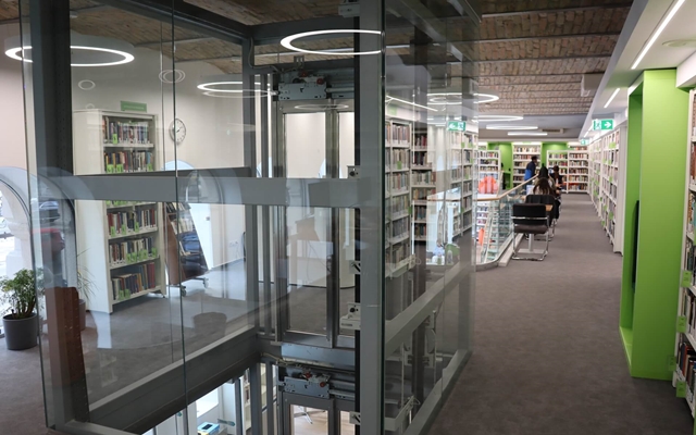 Lift segíti a közlekedést a Fővárosi Szabó Ervin Könyvtár Teréz körúti könyvtárában