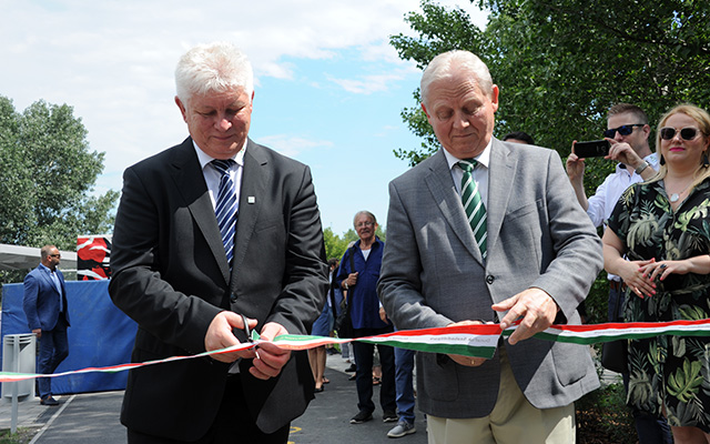 Tarlós István főpolgármester (j) és Karsay Ferenc polgármester (b) átvágják a nemzeti színű szalagot