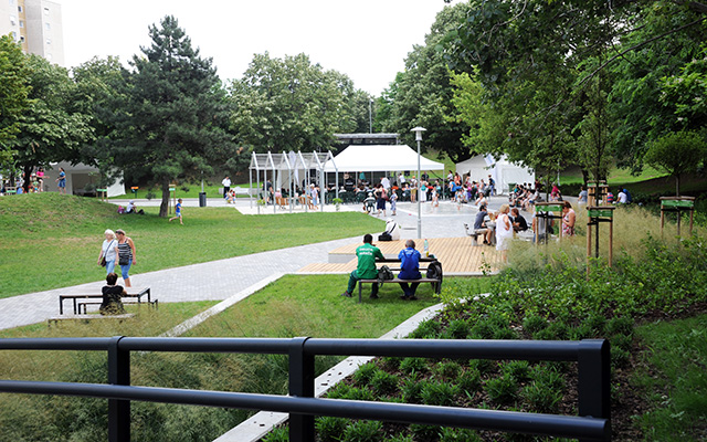 Az óbudai Holdudvar játszótér és pihenőpark egy részlete