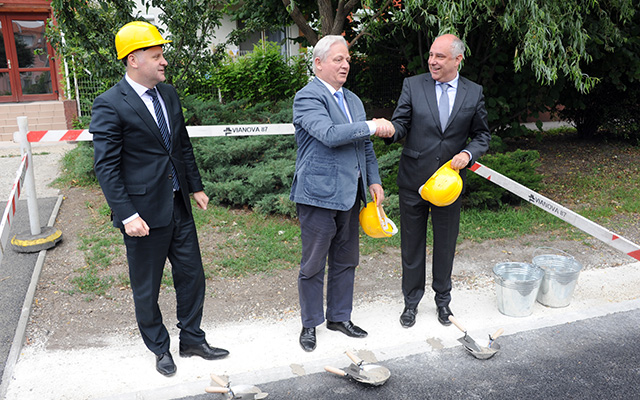 Tarlós István főpolgármester (k), Ughy Attila a XVIII. kerület polgármestere (j) és Lévai István Zoltán alpolgármester (b) a budapesti útépítési program keretében elkészült első XVIII. kerületi út átadásán 2019. július 8-án