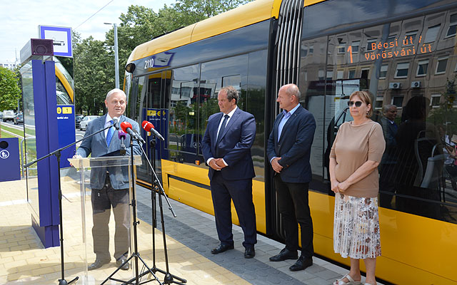 Tarlós István főpolgármester beszél az 1-es villamos Etele térig meghosszabbított szakaszának átadásán, mellette Hoffmann Tamás XI. kerületi polgármester és Simicskó István, a kerület országgyűlési képviselője