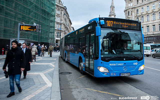 Alacsonypadlós Mercedes busz a 107-es vonalán, a Ferenciek terénél