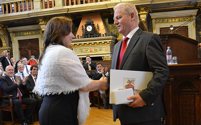 Polgár Judit Magyar Szent István Renddel kitüntetett, Prima és Prima Primissima díjas sakkozó, szuper- és olimpiai bajnok, sakk Oscar-díjas nemzetközi nagymester átveszi a díszpolgári címet a főpolgármestertől