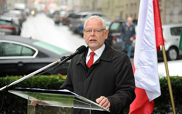 Bagdy Gábor főpolgármester-helyettes beszédet mond az 1956-os lengyel szolidaritásnak és segítségnyújtásnak emléket állító emlékkő avatási ünnepségen