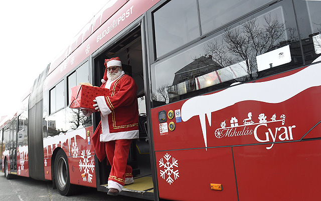 A Mikulás az adománygyűjtő Mikulástroli indításán az 56-osok terén 2016. december 1-jén