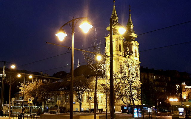 Megújult közvilágítás a budai alsó rakparton a Batthány térnél