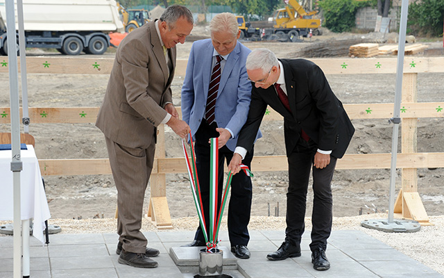 Tarlós István főpolgármester (középen), Persányi Miklós, az állatkert főigazgatója (b) és Balog Zoltán, az emberi erőforrások minisztere (j) elhelyezik az időkapszulát a Pannon Park alapkőletételén
