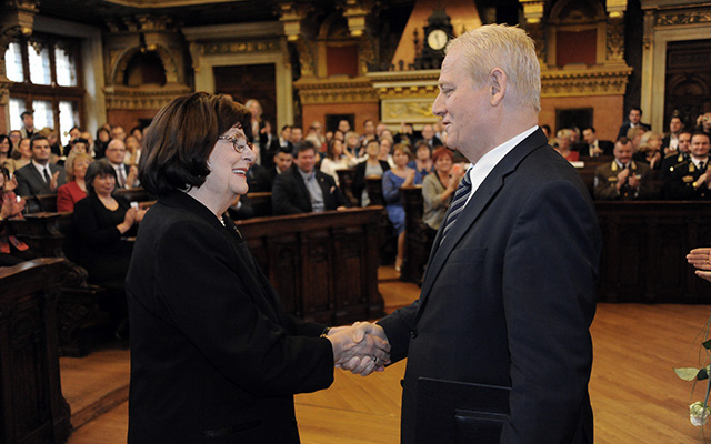 Béres Ilona, a Nemzet Művésze címmel kitüntetett, Kossuth-, Jászai Mari- és Príma díjas színésznő, Érdemes és Kiváló Művész, a Halhatatlanok Társulatának örökös tagja átveszi a Pro Urbe Budapest díjat a főpolgármestertől