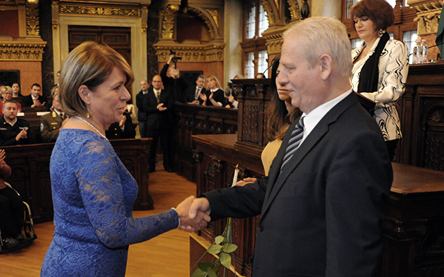 dr. Gallóné Nagy Judit, Budapest Főváros III. Kerület Óbuda-Békásmegyeri Polgármesteri Hivatal Szociális Szolgáltató Főosztályának vezetője átveszi a Zalabai Gábor díjat a főpolgármestertől