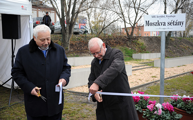 Leonyid Pecsatnyikov, Moszkva főpolgármester-helyettese (b) és dr. Bagdy Gábor főpolgármester-helyettes (j) átvágják a szalagot a Moszkva sétány ünnepélyes átadásán