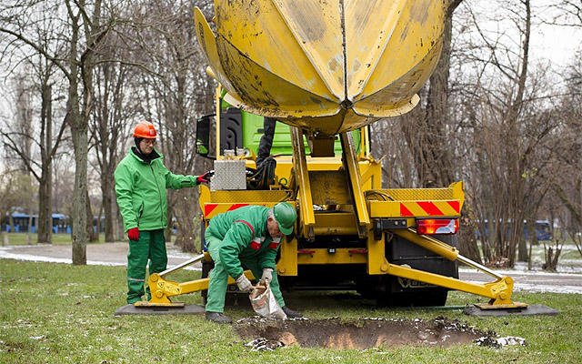 Munkában a FŐKERT idősfa-átültető gépe 