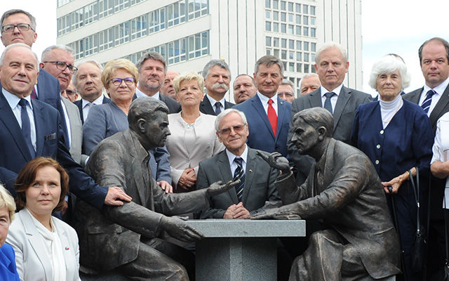 Kövér László, az Országgyűlés elnöke (k), Marek Kuchcinski, a lengyel szejm elnöke (j4), Tarlós István főpolgármester (j3) és Grzegorz Lubczyk volt budapesti lengyel nagykövet (középen, ülve), Henryk Sławik és idősebb Antall József emlékművének avatásán