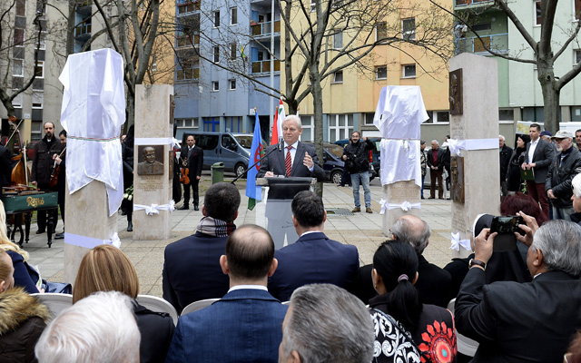 Tarlós István főpolgármester beszédet mond a romák világnapja alkalmából tartott megemlékezésen a VIII. kerületi Muzsikus cigányok parkjában