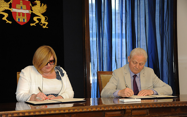 Tarlós István főpolgármester (j) és Kovács Ágnes, a MEOSZ elnöke (b) aláírja az együttműködési megállapodást az M3-as metró akadálymentesítéséről