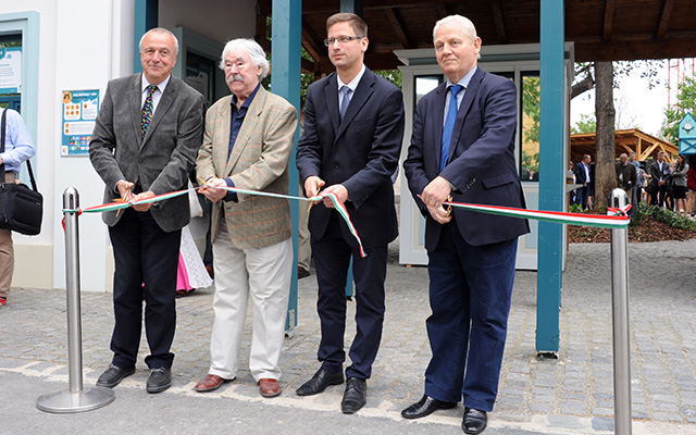 Tarlós István, Budapest főpolgármestere (j1) Persányi Miklós állatkerti főigazgató (b1), Csukás István író (b2) és Gulyás Gergely leendő miniszter (j2) társaságában átvágja a nemzeti színű szalagot a Holnemvolt Park bejáratánál