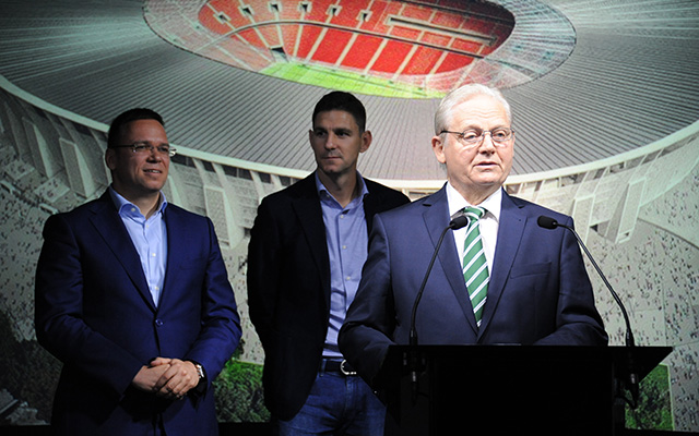 Tarlós István főpolgármester beszédet mond a Puskás Ferenc Stadion látogatóközpontjának átadásán, mögötte Gera Zoltán kilencvenhétszeres magyar válogatott labdarúgó és Fürjes Balázs (b) államtitkár