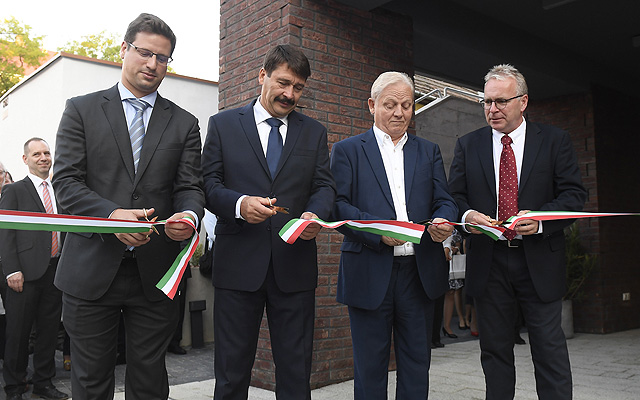 Gulyás Gergely Miniszterelnökséget vezető miniszter, Áder János köztársasági elnök, Tarlós István főpolgármester és Pokorni Zoltán XII. kerületi polgármester (b-j) a Hegyvidéki Kulturális Szalon új épületének avatásán 2018. szeptember 19-én