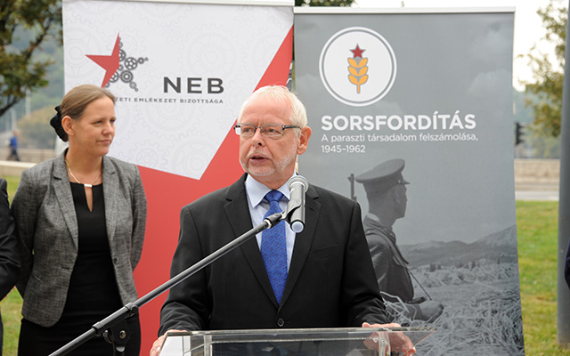 Bagdy Gábor főpolgármester-helyettes a „Sorsfordítás – A paraszti társadalom felszámolása 1945-1962” című országos tablókiállítás fővárosi megnyitóján, mögötte Földváryné Kiss Réka, a Nemzeti Emlékezet Bizottsága (NEB) elnöke 