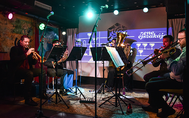 A zene éjszakája tavalyi rendezvénye: minikoncert a Szimpla Kertben