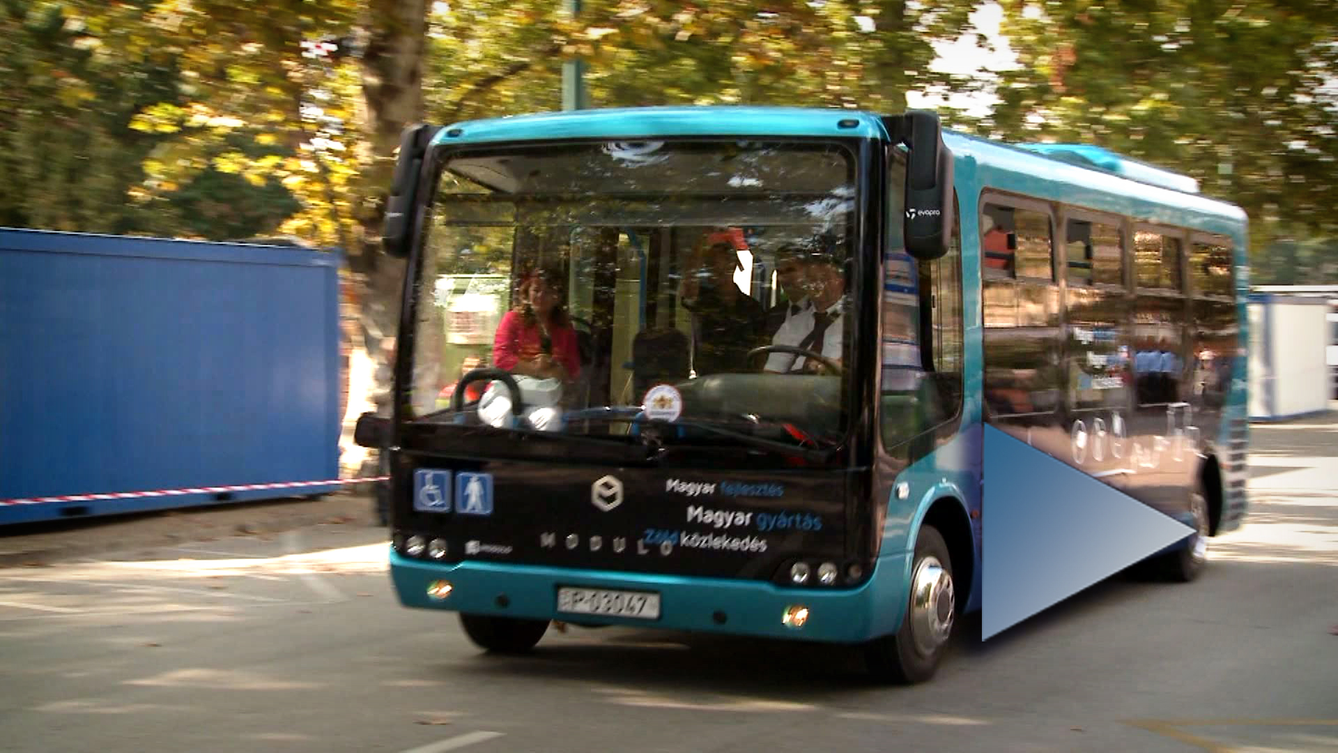 A hibrid busz kitüntetése. Ha ide kattint, a videó oldalára jut.