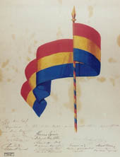 1873-ban elfogadott lobogó. Mellőzve a Budai színeket, a zászló a pesti lobogó lett, piros, sárga, kék sávozással.