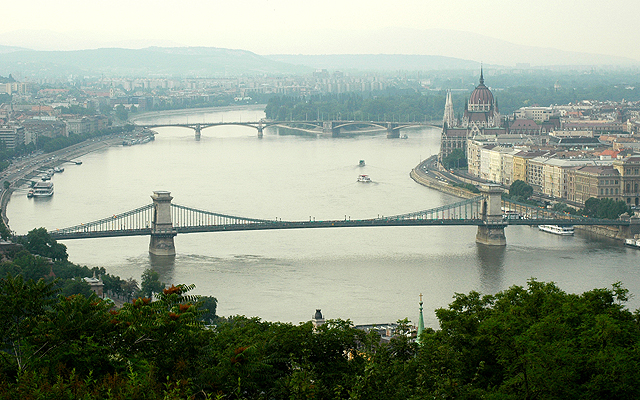 Budapesti panoráma előtérben a Széchenyi lánchíddal, háttérben a Margit-szigettel, a kettő közötti partszakaszon az Országházzal