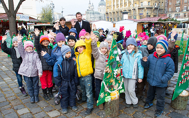 Gyerekek az általuk környezettudatos eszközökkel kicsinosított fenyők kiállításán a Városháza parkban 2014 decemberében