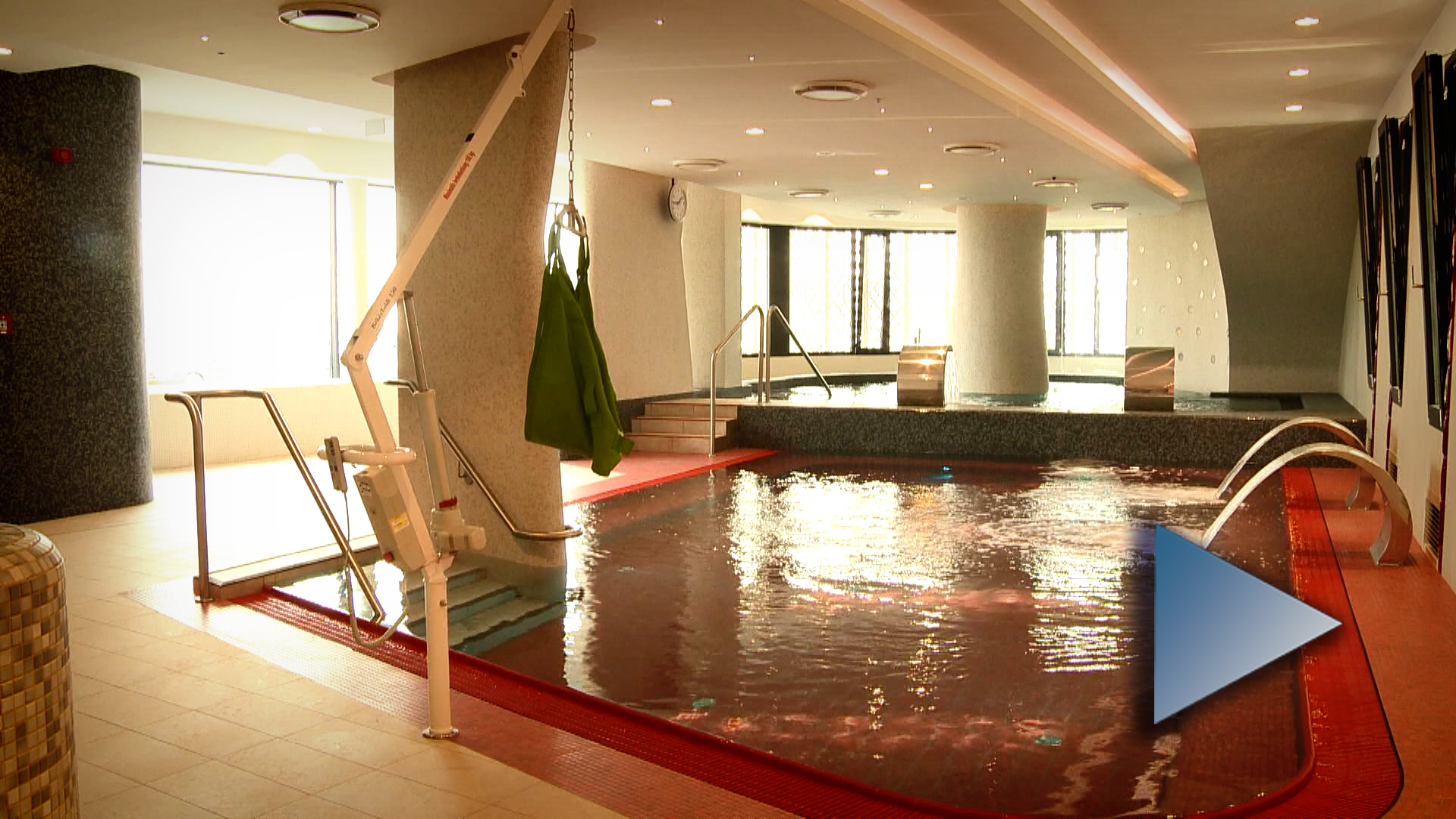 Jakuzzi a város felett. Ha ide kattint, a videó oldalára jut.