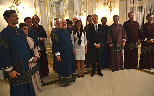 Szentes Tamás főpolgármester-helyettes a Budapest Márka díjazottjaival, a Szent Efrém Férfikarral, és a New York Palace szálloda igazgatónőjével, Engelbrecht Kingával                                    