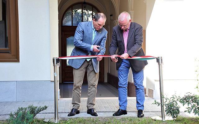 Dr. Bagdy Gábor főpolgármester-helyettes és Bácskai János polgármester átvágja a nemzetiszínű szalagot                                    