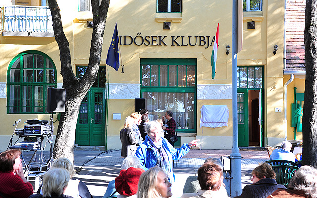 Az Almási Balogh Lóránd Idősek Klubja a III. kerületben Óbudán, a gázgyári lakótelepen, a Sujtás utca 20. szám alatt                                    