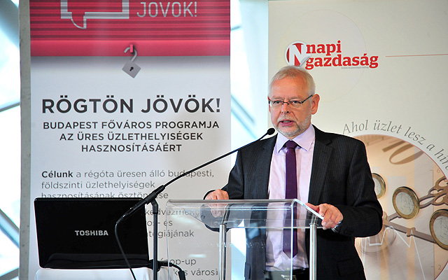 Dr. Bagdy Gábor főpolgármester-helyettes köszöntő beszédével megnyitja a „Rögtön jövök!” program keretében megrendezett börzét és konferenciát                                    