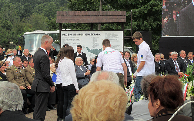 Fővárosi diákok koszorút helyeznek el a Recski Emlékparkban tartott megemlékezésen 2014. szeptember 20-án, balra Szentes Tamás főpolgármester-helyettes