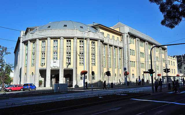 A Szent László Gimnázium épülete Kőbányán, a Kőrösi Csoma úton                                    