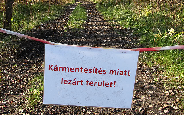 Kármentesítésre utaló figyelmeztetés a X. kerületi Felsőrákosi-réteken