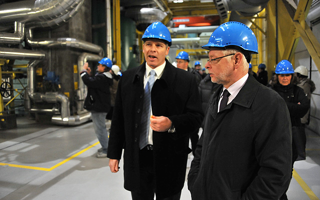 Bagdy Gábor főpolgármester-helyettes (j) és Fekete Csaba, a Főtáv Zrt. vezérigazgatója (b) a Csepel II Erőmű turbinacsarnokában