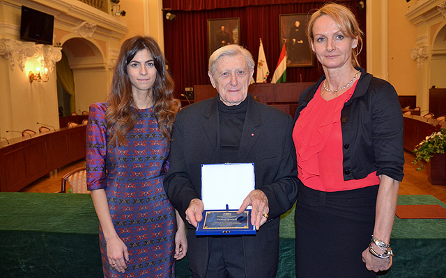 Vadadi Kornél, a Főváros Sportjáért aranygyűrű 2014-es kitüntetettje Szalay-Bobrovniczky Alexandra főpolgármester-helyettessel (b) és Danada Judit sportosztályvezetővel (j)