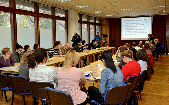 Szociális városrehabilitáció, a Roma-Net Budapesti Helyi Támogató Csoport lehetőségei címmel rendezett minikonferencia résztvevői a Kőrösi Csoma Sándor Kőbányai Kulturális Központban, 2014. november 27-én 