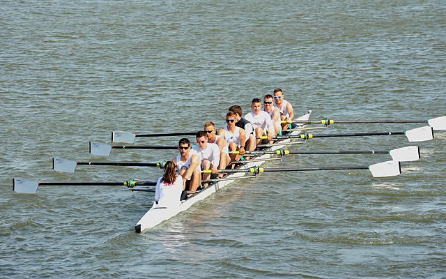 A Szegedi Egyetem csapata bemelegítést végez a Műegyetem előtti folyószakaszon az idei Dunai Regatta indítása előtti percekben