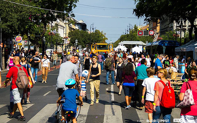 Az autómentes hétvége résztvevői a forgalom elől lezárt Andrássy úton a Mobilitási Héten