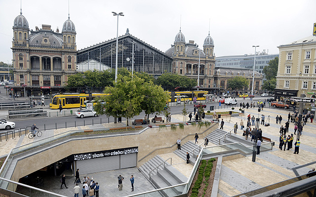 A felújított Nyugati tér látképe 2015. október 7-én, az átadás napján