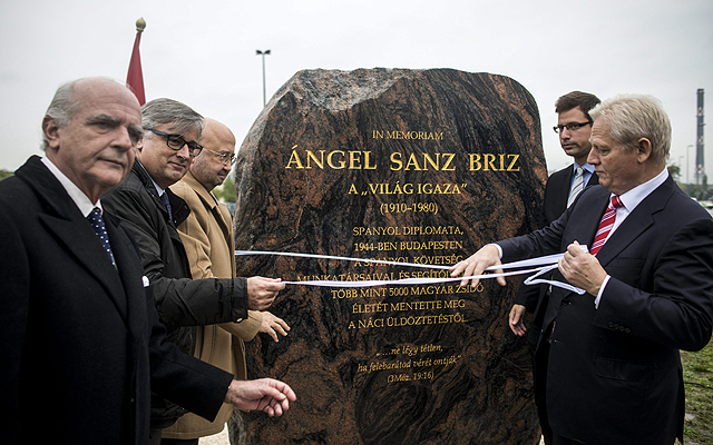 Juan Carlos Sanz Briz, Ángel Sanz Briz spanyol diplomata fia, Ignacio Ybánez spanyol külügyi államtitkár, José Ángel López Jorrín, spanyol nagykövet, Gulyás Gergely, az Országgyűlés alelnöke és Tarlós István főpolgármester (b-j) az avatáson