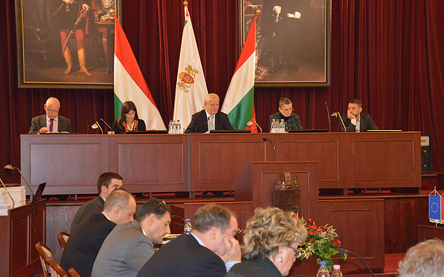 Tarlós István főpolgármester (középen) a városvezetői pulpituson a Fővárosi Közgyűlés 2015. október 28-i ülésén