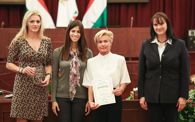 Szalay-Bobrovniczky Alexandra (b2) főpolgármester-helyettes a díjátadón, mellette Páváné Tóth Katalin (b1) és Part Éva (j2), a Veress Pálné Gimnázium testnevelői és Kőbán Rita (j1) olimpiai bajnok kajakozó