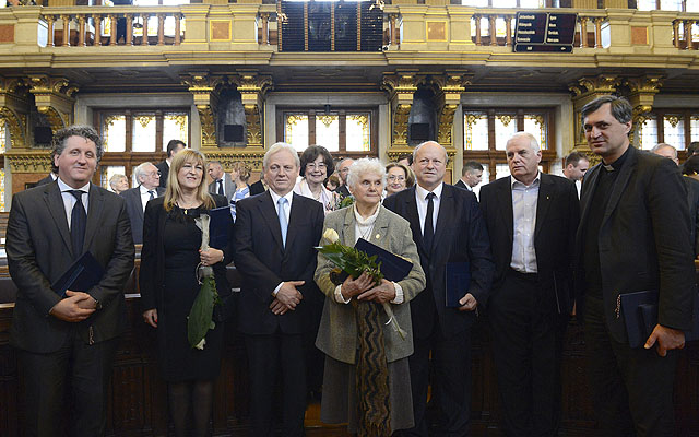 Tarlós István főpolgármester (b3) és az idei Pro Urbe Budapest díjazottjai: Ókovács Szilveszter, Schmidt Mária, Keserű Ilona, Jónyer István, Derce Tamás és Süllei László