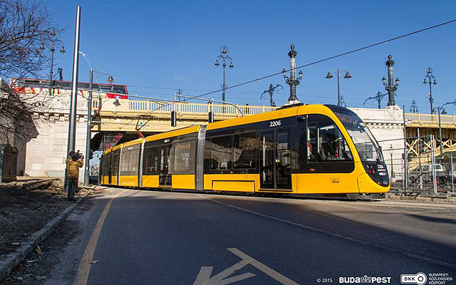 CAF-villamos a Margit híd budai hídfőjénél, a budai fonódó villamoshálózat műszaki tesztjén