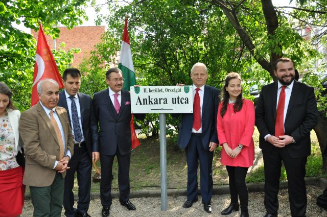 Mayor Tarlós István (l3) and Melih Gökcek (l4) at the inauguration of Ankara street in Budapest 