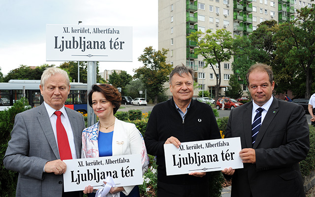 István Tarlós, Mayor of Budapest, Ksenija Škrilec, departing Ambassador of Slovenia in Hungary, Zoran Janković, Mayor of Ljubljana and Tamás Hoffmann Tamás, Mayor of Újbuda (l-r) at the naming ceremony