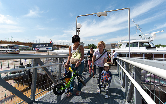 Passangers at the harbor on Jászai Mari square