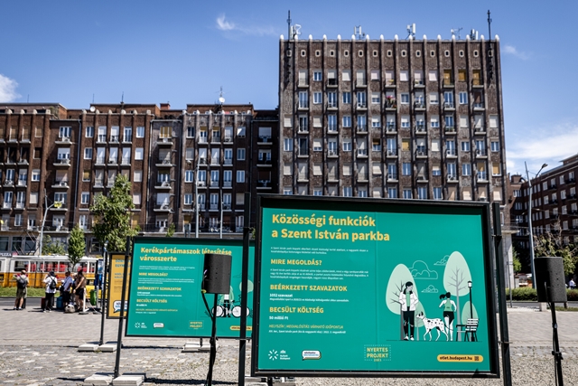 Plakátkiállítás a tavalyi közösségi költségvetés nyertes ötleteiből a Városháza parkban
